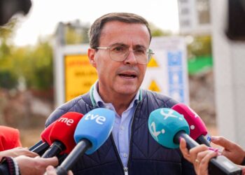 El candidato del PSOE a la Presidencia de la Junta en las elecciones del 21D, Miguel Ángel Gallardo, en declaraciones a los medios en su visita al proyecto de Centro de Mayores de Nueva Ciudad de MéridaPSOE DE EXTREMADURA