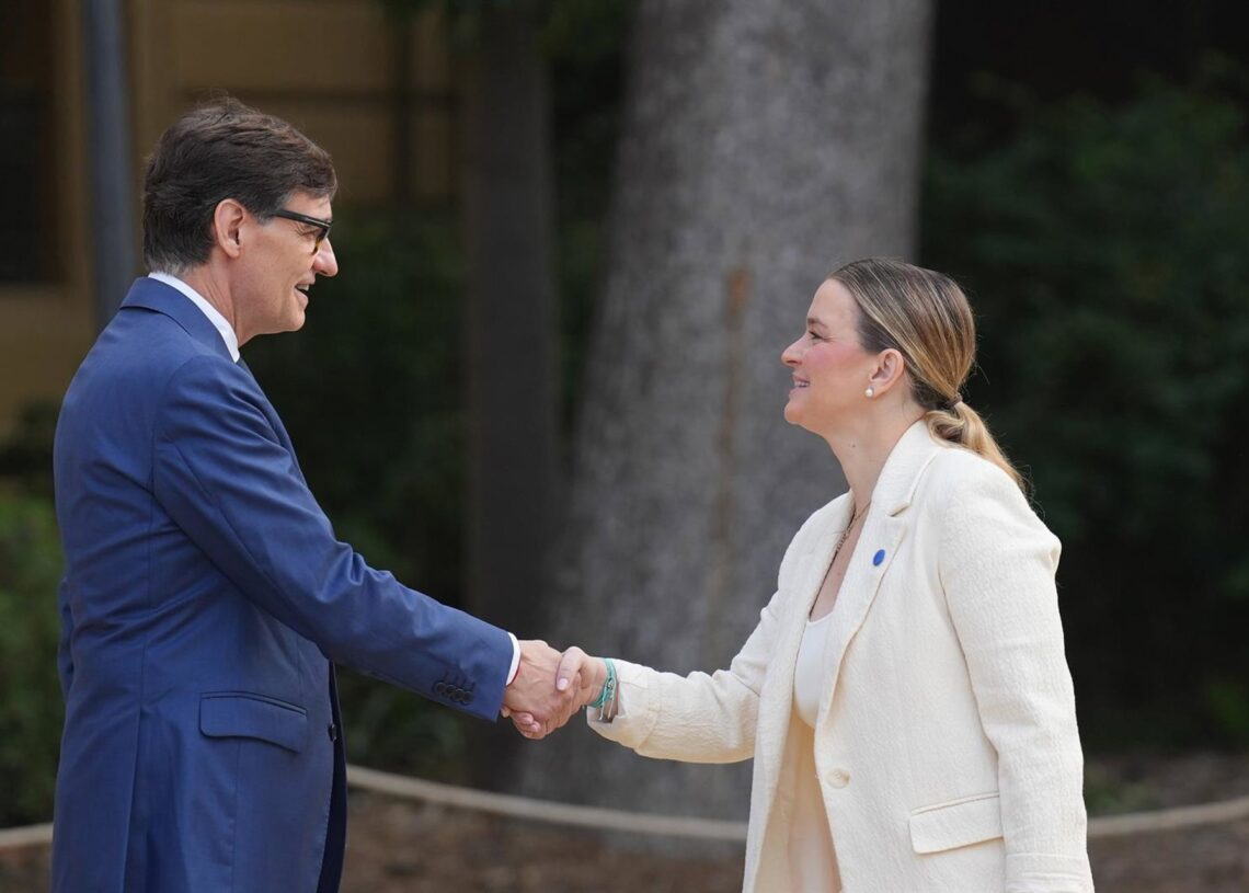Archivo - El presidente de la Generalitat de Cataluña, Salvador Illa, saluda a la presidenta de Baleares, Marga Prohens, a su llegada a la XXVIII Conferencia de Presidentes, en Palau de Pedralbes de Barcelona, a 6 de junio de 2025, en Barcelona, CatalunyaDavid Zorrakino - Europa Press - Archivo