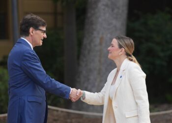 Archivo - El presidente de la Generalitat de Cataluña, Salvador Illa, saluda a la presidenta de Baleares, Marga Prohens, a su llegada a la XXVIII Conferencia de Presidentes, en Palau de Pedralbes de Barcelona, a 6 de junio de 2025, en Barcelona, CatalunyaDavid Zorrakino - Europa Press - Archivo