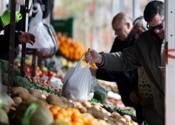 Archivo - Varias personas compran en un mercado de alimentosEduardo Parra - Europa Press - Archivo
