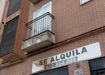 Archivo - Un cartel anunciando un piso en alquilerEduardo Parra - Europa Press - Archivo