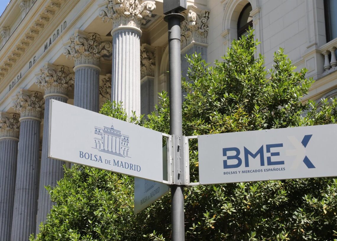 Archivo - Señal de la Bolsa de Madrid frente a la fachada del edificio, en Madrid (España)Marta Fernández Jara - Europa Press - Archivo