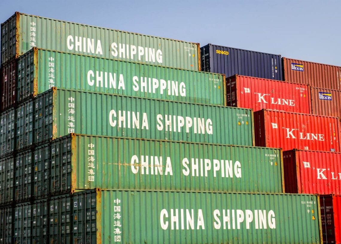 Archivo - FILED - 11 November 2014, China, Shanghai: Containers lie at the the container port in Shanghai. The EU Commission announced Monday that exports of 71 developing countries to the European Union last year reached a record value. Photo: Ole Spata/Ole Spata/dpa - Archivo