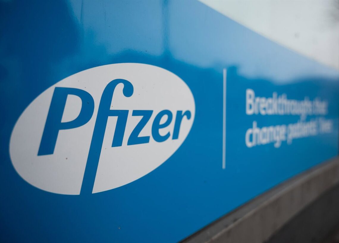 Archivo - FILED - 23 January 2021, Berlin: The logo of the pharmaceutical company is displayed at a Pfizer company headquarters. Photo: Christophe Gateau/dpaChristophe Gateau/dpa - Archivo