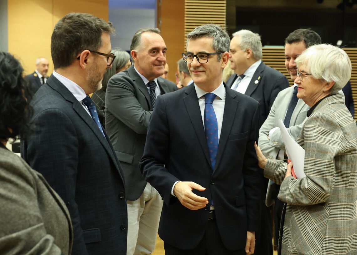 El ministro de la Presidencia, Justicia y Relaciones con las Cortes, Félix Bolaños (c), a su llegada para comparecer ante la Comisión de Justicia, en el Congreso de los Diputados, a 14 de noviembre de 2025, en Madrid (España). Marta Fernández - Europa Press