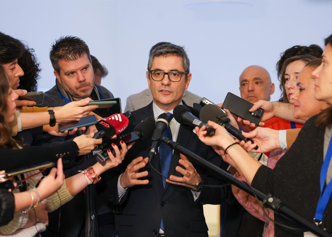 El ministro de la Presidencia, Justicia y Relaciones con las Cortes, Félix Bolaños, atiende a los medios a su llegada para comparecer ante la Comisión de Justicia, en el Congreso Marta Fernández - Europa Press