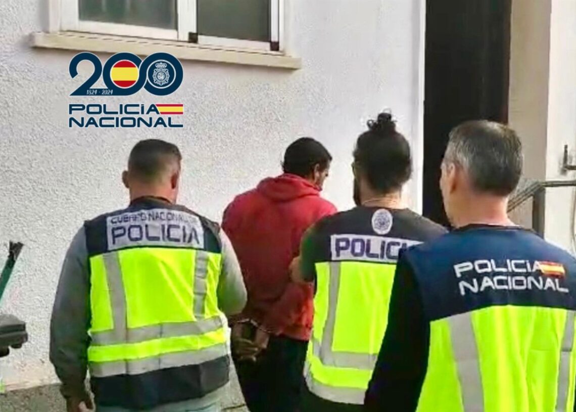 Agentes de la Policía con el detenido por el homicidio de un joven en El Puerto.POLICÍA NACIONAL