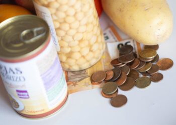 Archivo - Varios productos con dinero en efectivo.Eduardo Parra - Europa Press - Archivo