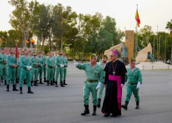 El arzobispo castrense Don Juan Antonio Aznárez Cobo recorre la Base ‘Álvarez de Sotomayor’ junto a mandos y legionarios durante su visita.DEFENSA