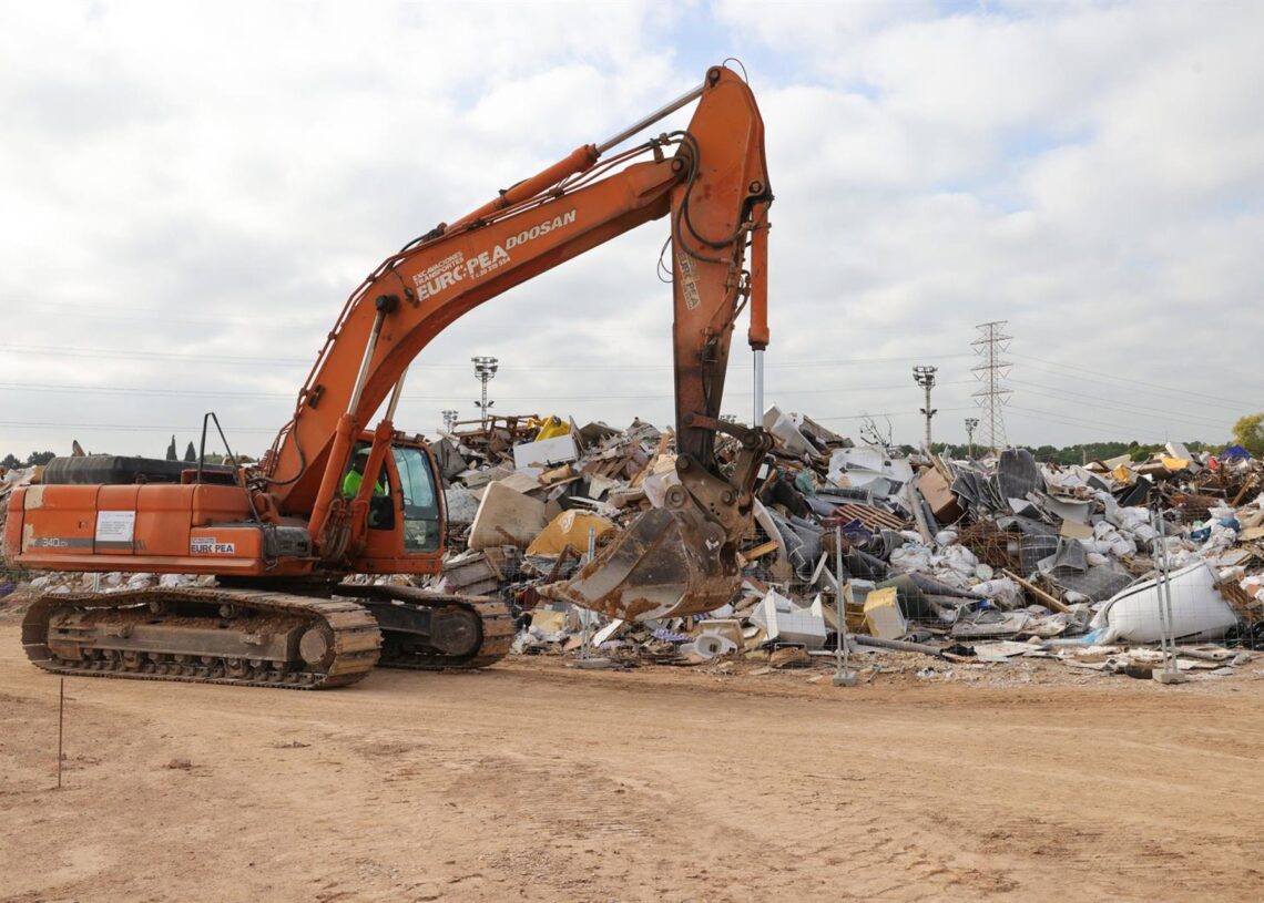 Retirada de escombros generados por las obras de reconstrucción en PaiportaGVA