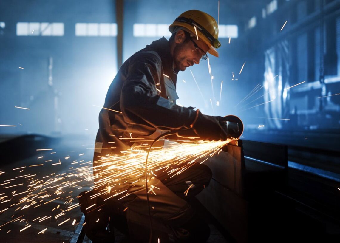 Archivo - Trabajador del acero.GOBIERNO DE ASTURIAS - Archivo