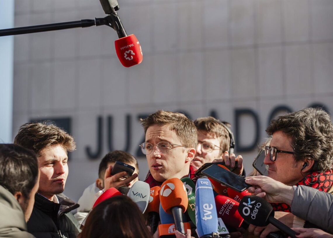 Archivo - El ex portavoz de Sumar en el Congreso Iñigo Errejón ofrece declaraciones a los medios tras declarar en los juzgados de Plaza de Castilla, a 16 de enero de 2025, en Madrid (España). Mateo Lanzuela - Europa Press - Archivo