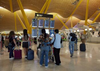 Archivo - Pasajeros en la zona de facturación de la Terminal 4 en el Aeropuerto Adolfo Suárez Madrid- Barajas, a 14 de octubre de 2022, en Madrid (España). Jesús Hellín - Europa Press - Archivo