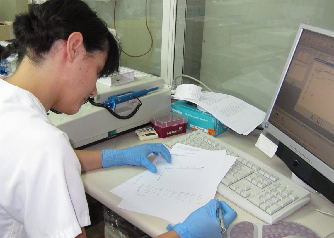 Archivo - Una mujer trabajando en un laboratorioEUROPA PRESS - Archivo
