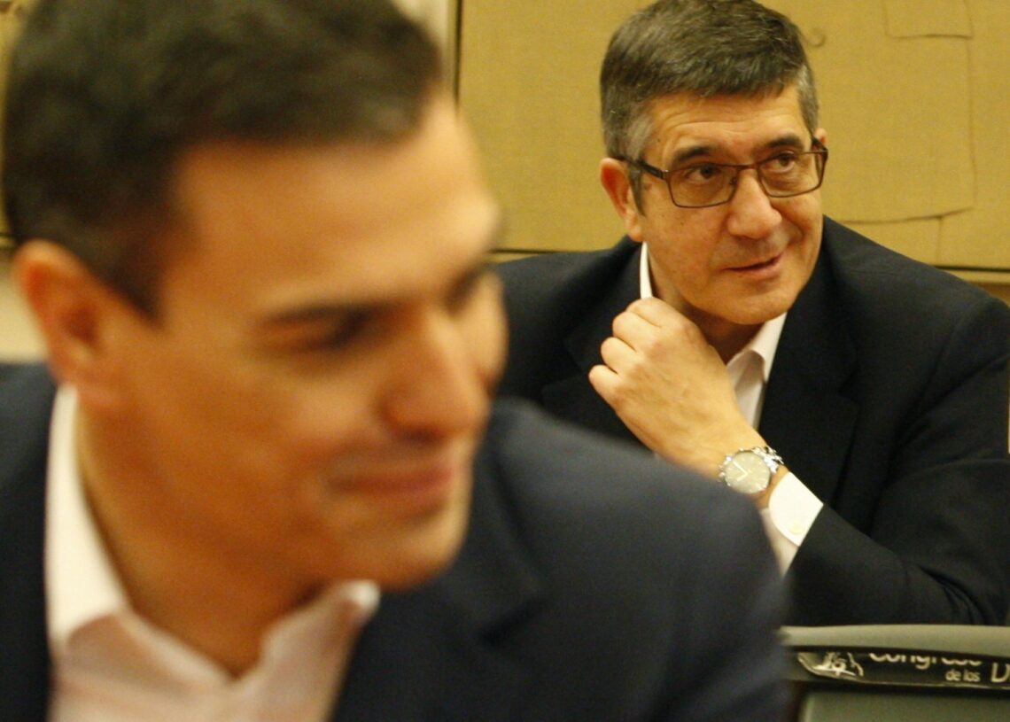 Archivo - El presidente del Gobierno, Pedro Sánchez, y el Portavoz del Grupo Socialista en el Congreso, Patxi López. EUROPA PRESS - Archivo