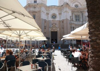 Archivo - Terrazas de bares en la plaza de la Catedral de CádizROCÍO RUZ - EUROPA PRESS - Archivo
