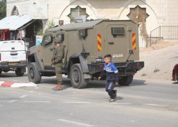 Un niño palestino ante una patrulla israelí en Cisjordania Europa Press/Contacto/Mohammed Nasser