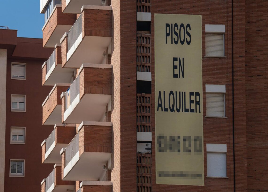Archivo - Cartel de alquiler de viviendas en la fachada de un edificio, a 31 de diciembre de 2022, en Barcelona, Cataluña (España). David Zorrakino - Europa Press - Archivo