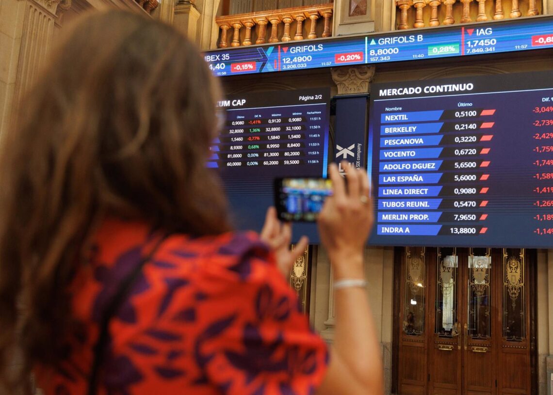 Archivo - Una persona fotografía paneles del Ibex 35 en el Palacio de la Bolsa, a 22 de septiembre de 2023, en Madrid (España).Eduardo Parra - Europa Press - Archivo