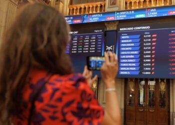 Archivo - Una persona fotografía paneles del Ibex 35 en el Palacio de la Bolsa, a 22 de septiembre de 2023, en Madrid (España).Eduardo Parra - Europa Press - Archivo