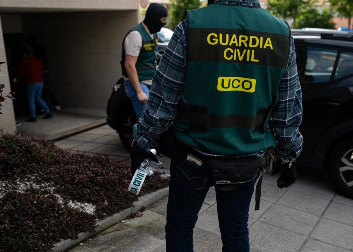 Archivo - Varios agentes de la Guardia Civil durante un registroElena Fernández - Europa Press - Archivo