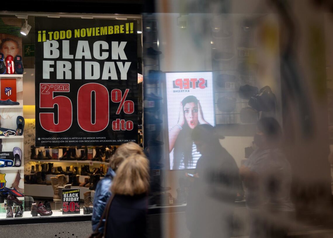 Archivo - Una persona pasa por delante de una tienda que anuncia un cartel publicitario del ‘Black Friday’, a 14 de noviembre de 2022, en Madrid (España).  Eduardo Parra - Europa Press - Archivo