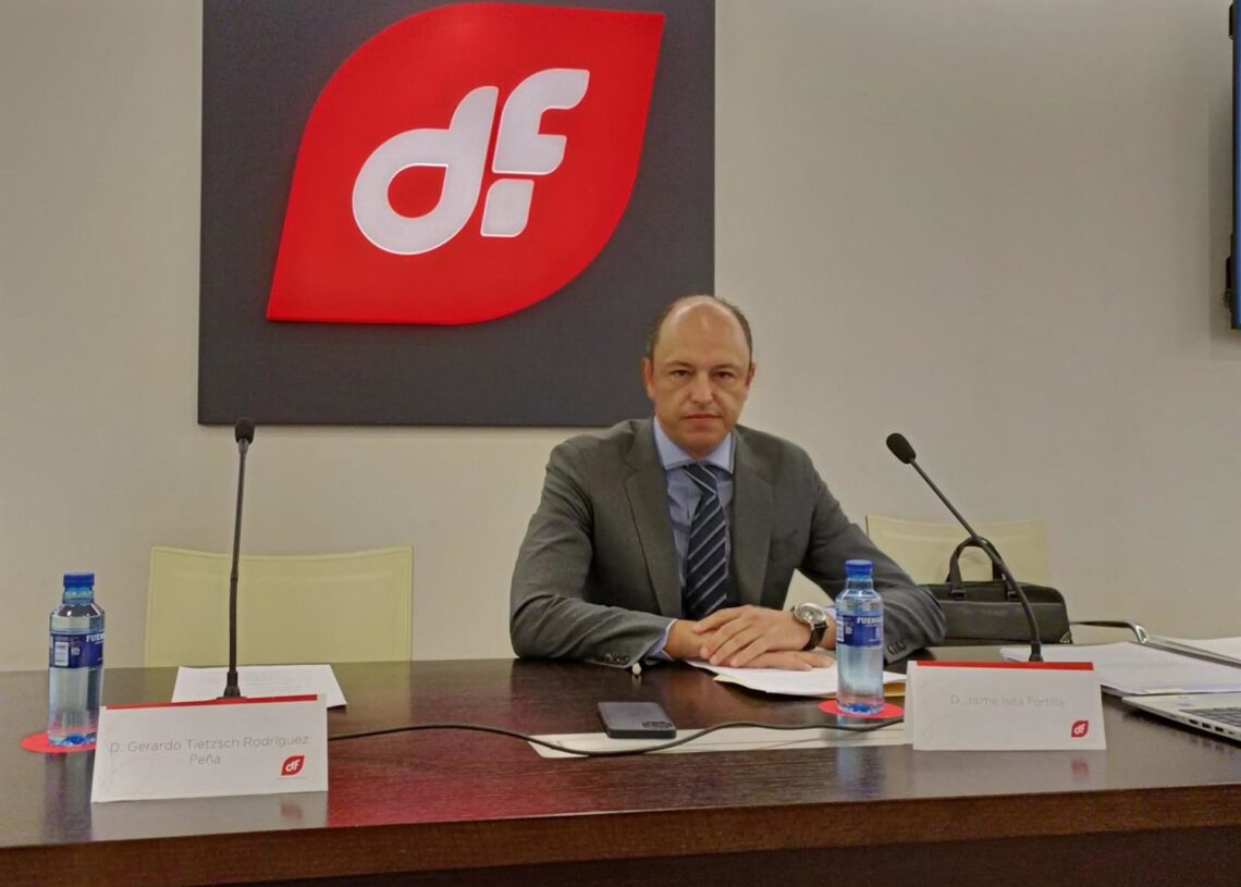 El vicepresidente de la empresa, Jaime Isita, momentos antes de la Junta Extraordinaria de Accionistas de Duro Felguera, celebrada en su sede social de Gijón.EUROPA PRESS