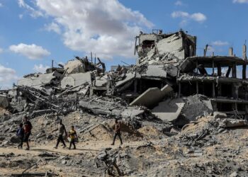 Archivo - Palestinos junto a edificios destruidos en Jan Yunis a causa de la ofensiva de Israel contra la Franja de Gaza (archivo)Abed Rahim Khatib/dpa - Archivo