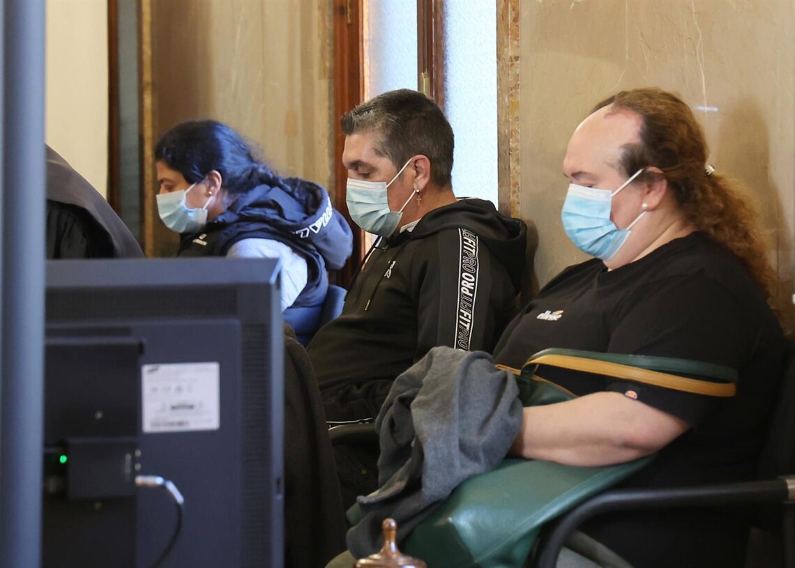 Los acusados de asesinato de un bebé al arrojarlo a un contenedor durante el juicio en la Audiencia Provincial de Palma, a 27 de octubre de 2025, en Palma de Mallorca, Baleares (España). Isaac Buj - Europa Press