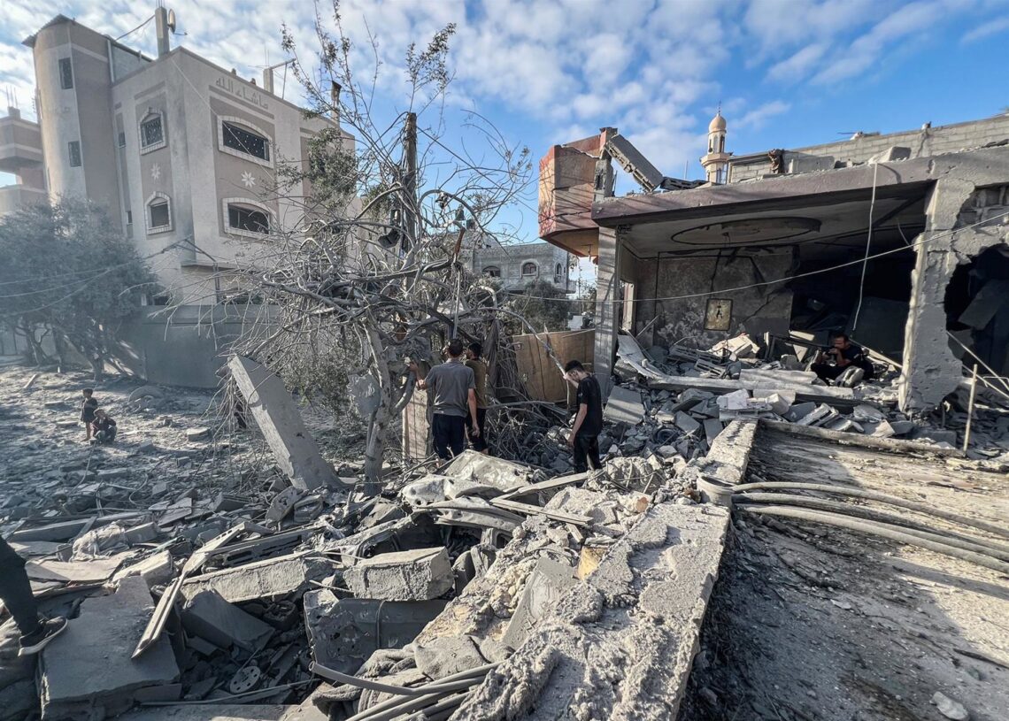 Palestinos en el campamento de refugiados de Nuseirat entre los restos de edificios destruidos por el Ejército de Israel en el marco de su ofensiva contra la Franja de Gaza (archivo)Belal Abu Amer / Zuma Press / ContactoPhoto