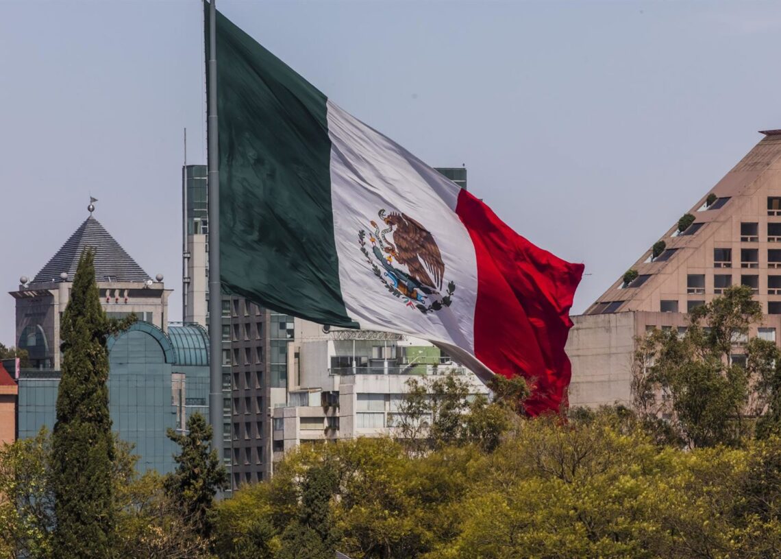Archivo - Una bandera mexicana.VINCENT ISORE / ZUMA PRESS / CONTACTOPHOTO