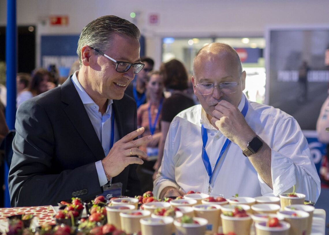 Archivo - El secretario general del PP de la Comunidad de Madrid, Alfonso Serrano , y el secretario generald el PP, Miguel Tellado Alberto Ortega - Europa Press - Archivo