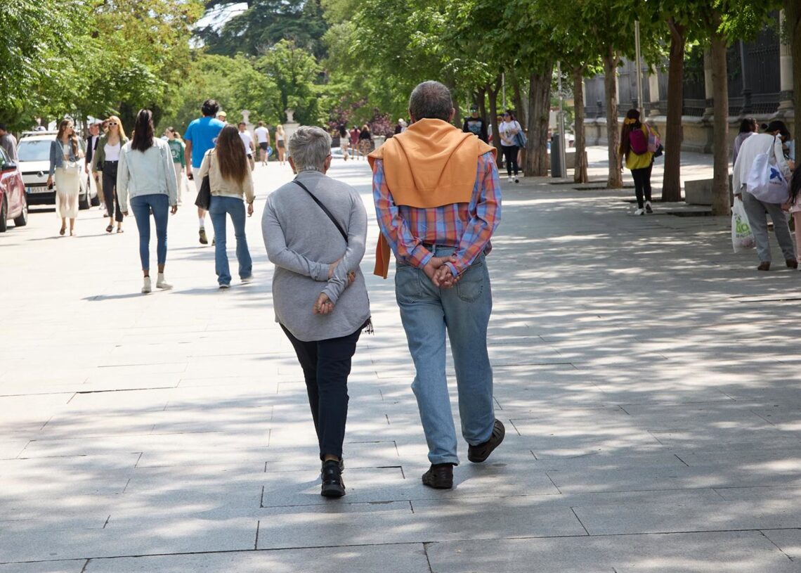 Archivo - Una pareja de pensionistas caminando por una calle de MadridJesús Hellín - Europa Press - Archivo