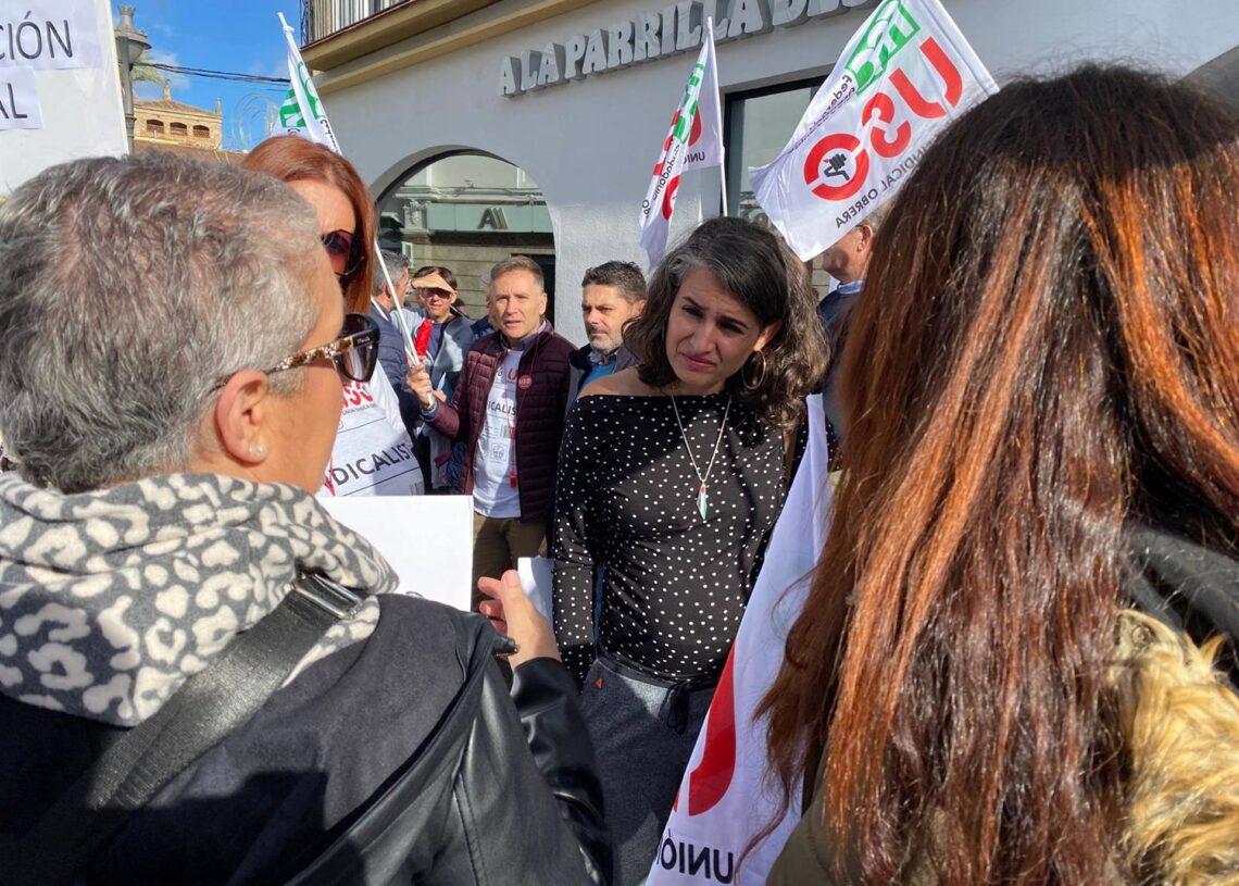 La candidata de Unidas por Extremadura a la Presidencia de la Junta, Irene de Miguel, durante su asistencia a la concentración de USO en Mérida para pedir la homologación salarial en Administración GeneralUNIDAS POR EXTREMADURA