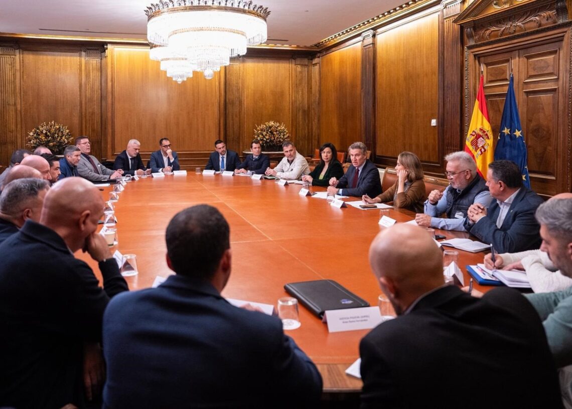 El líder del PP, Alberto Núñez Feijóo, se reúne en el Congreso con sindicatos policiales y asociaciones de la Guardia Civil.DIEGO PUERTA-PP