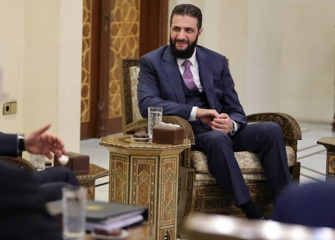 Archivo - El presidente de transición de Siria, Ahmed al Shara, líder del grupo yihadista Hayat Tahrir al Sham (HTS), durante una reunión oficial en la capital, Damasco (archivo)PRESIDENCIA DE SIRIA - Archivo