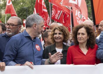 Archivo - De izquierda a derecha, el secretario general de UGT-A, Óskar Martín; la secretaria general del PSOE-A, María Jesús Montero, y la secretaria general de CCOO-A, Nuria López, en la manifestación del 1 de mayo de 2025 en Sevilla. (Foto de archivo).MARCELO DEL POZO/PSOE-A - Archivo