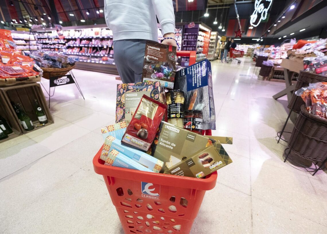 Cesta con productos navideñosEROSKI