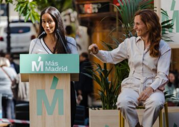 Archivo - La diputada Tesh Sidi junto a la ministra  Mónica García, ambas de Más Madrd,  durante un acto electoral Carlos Luján - Europa Press - Archivo