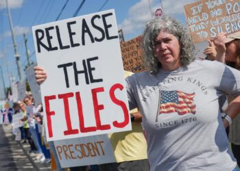 Concentración a favor de la publicación de los documentos íntegros del caso Epstein en EEUU, a 18 de octubre de 2025 Europa Press/Contacto/Richard Ellis