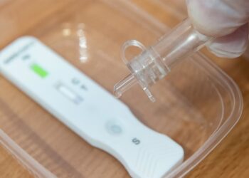 Archivo - Imagen de recurso de una prueba diagnóstica rápida.Hendrik Schmidt/dpa-Zentralbild/ - Archivo