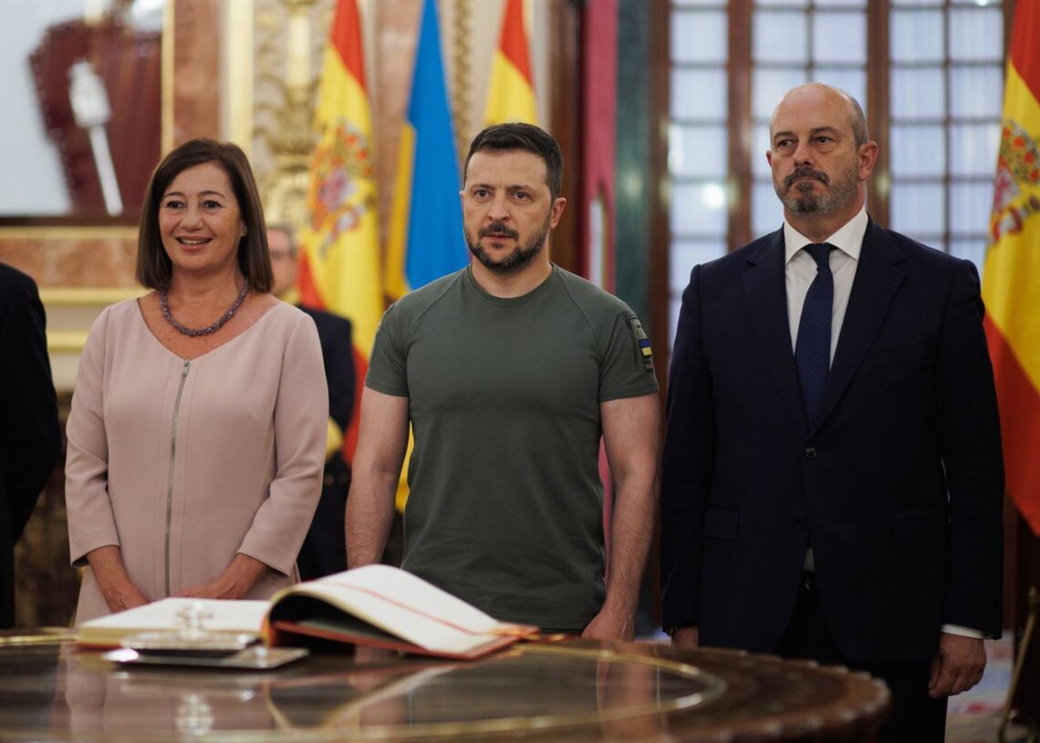 Archivo - (I-D) La presidenta del Congreso de los Diputados, Francina Armengol; el presidente de Ucrania, Volodimir Zelenski, y el presidente del Senado, Pedro Rollán, posan tras la firma del Libro de Honor, en el Congreso de los Diputados, a 27 de mayo dAlejandro Martínez Vélez - Europa Press - Archivo