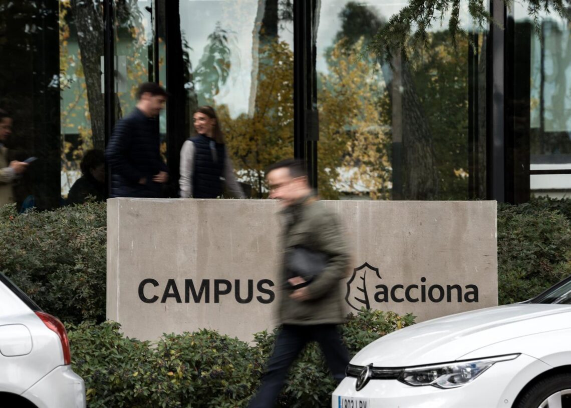Logotipo de Acciona en la sede de Madrid, a 14 de noviembre de 2025, en Madrid (España). Agentes de la Unidad Central Operativa (UCO) de la Guardia Civil han acudido hoy a varias sedes de la empresa Acciona dentro de una derivada del 'caso Koldo' que se iDiego Radamés - Europa Press