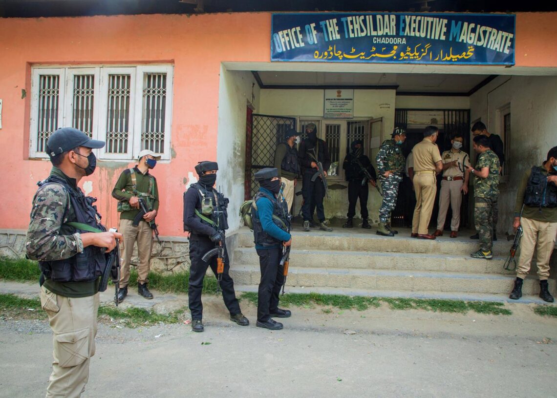 Archivo - Policías y soldados paramilitares indios montan guardia frente a una oficina gubernamental (archivo)Europa Press/Contacto/Faisal Bashir - Archivo