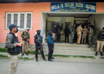 Archivo - Policías y soldados paramilitares indios montan guardia frente a una oficina gubernamental (archivo)Europa Press/Contacto/Faisal Bashir - Archivo