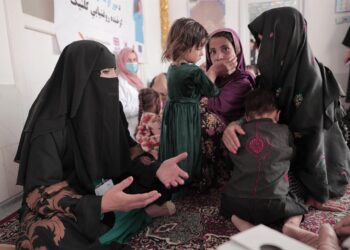 Archivo - Equipo de Salud y Nutrición de UNICEF con niñas en Afganistán UNICEF/UN0652334/NESBITT - Archivo