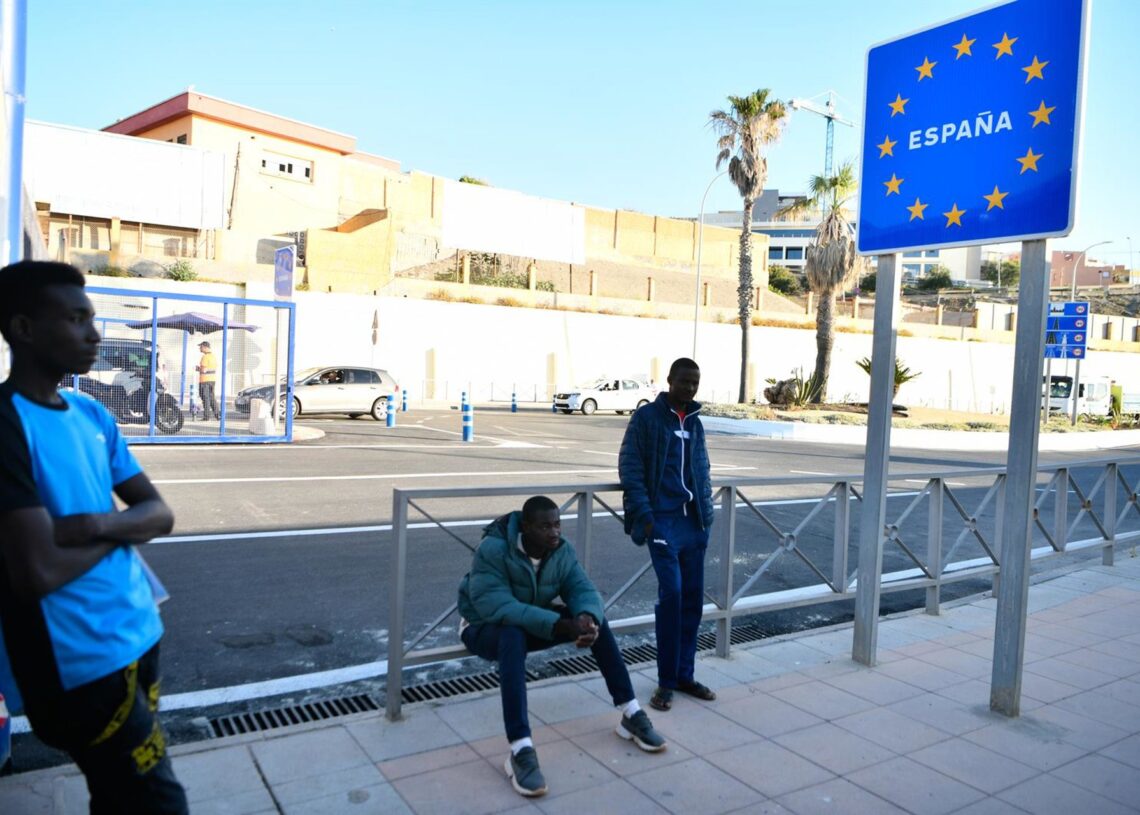 Archivo - Tres personas cruzan la frontera de Marruecos y España el día en que se han abierto las fronteras para trabajadores transfronterizos de Marruecos, en la frontera de Ceuta, a 31 de mayo de 2022, en Ceuta (España). Antonio Sempere - Europa Press - Archivo