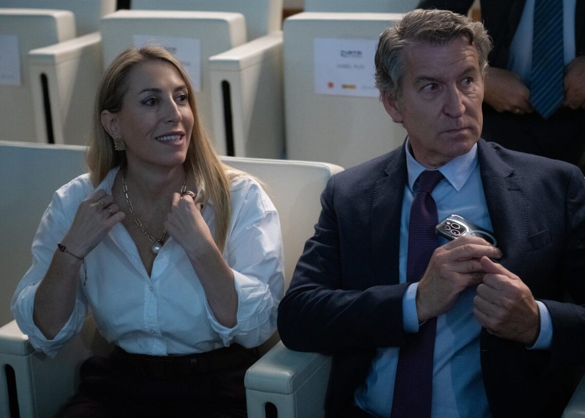 La presidenta de la Junta de Extremadura, María Guardiola, y el presidente del PP, Alberto Núñez Feijóo, durante la gala de los XXIV Premios Autónomo del Año, en el Auditorio Santander, a 27 de octubre de 2025, en Madrid (España).Fernando Sánchez - Europa Press