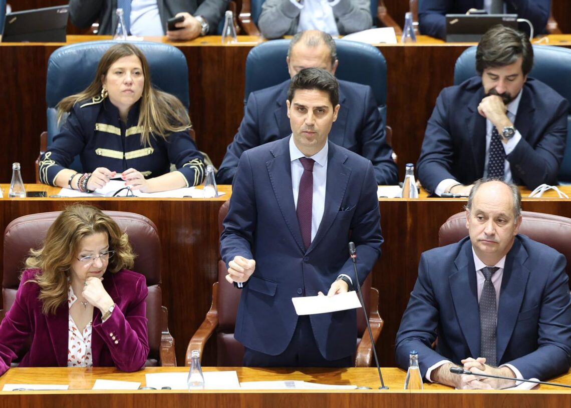 El consejero de Educación y Universidades, Emilio Viciana, durante un pleno en la Asamblea de Madrid, a 13 de noviembre de 2025, en Madrid (España).Marta Fernández - Europa Press