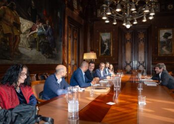 El ministro de Cultura, Ernest Urtasun, en una reunión con entidades palestinasLORENA SOPENA - EUROPA PRESS